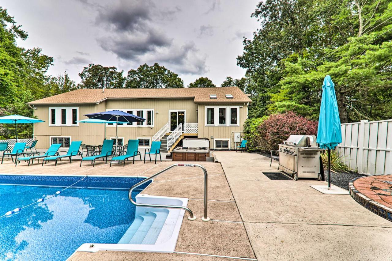 Poconos Paradise With Game And Private Pool! Holiday home East Stroudsburg